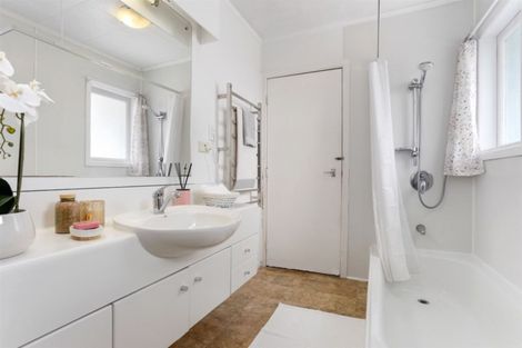 Photo of property in 1 Kotuku Street, Te Atatu Peninsula, Auckland, 0610