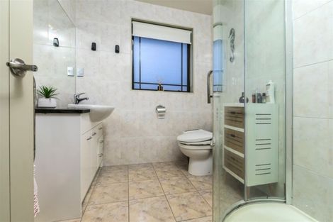 Photo of property in 33 Sapperton Drive, Henderson, Auckland, 0612