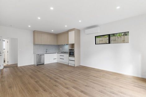 Photo of property in 8a Tahinga Street, Northcote, Auckland, 0627