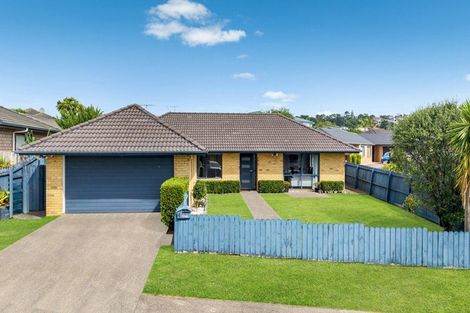 Photo of property in 4 Bokeen Lane, Flat Bush, Auckland, 2019