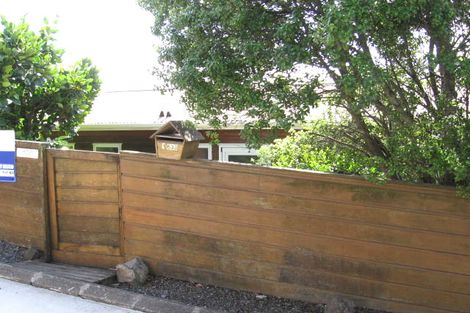 Photo of property in 2/633 Glenfield Road, Totara Vale, Auckland, 0629
