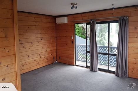 Photo of property in 21 Fernhaven Grove, Newlands, Wellington, 6037