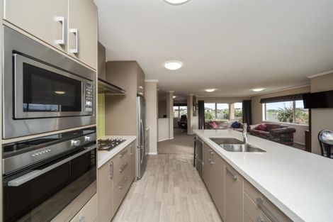 Photo of property in 8 Larlin Heights, Hawera, 4675