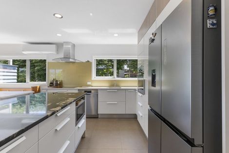 Photo of property in 2/46 Sunset Road, Unsworth Heights, Auckland, 0632