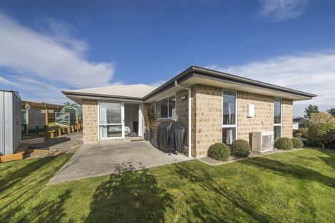 Photo of property in 28 Galea Grove, Kelvin Grove, Palmerston North, 4414