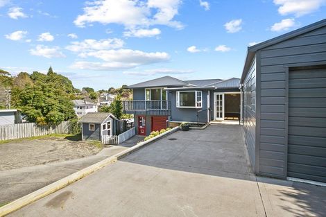 Photo of property in 8 Awanui Street, Merrilands, New Plymouth, 4312
