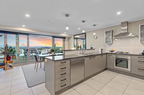 Photo of property in 72 Devonport Road, Tauranga, 3110