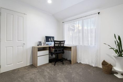 Photo of property in 11 Nottingham Place, Northcross, Auckland, 0630