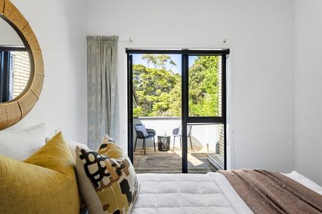 Photo of property in 15 Seagate Place, Red Beach, 0932