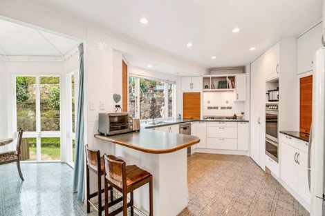 Photo of property in 32 Deane Avenue, Titirangi, Auckland, 0604