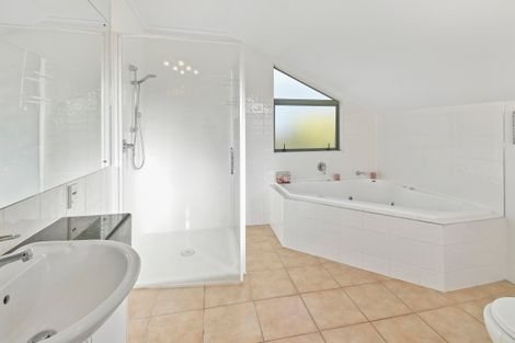 Photo of property in 2/11 The Rosebowl, Sunnyhills, Auckland, 2010