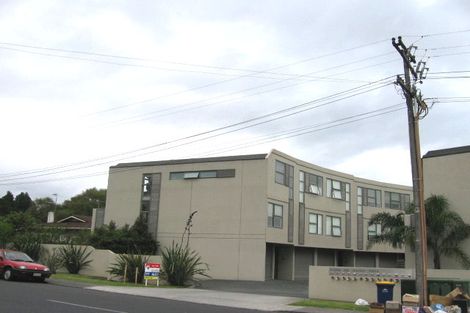 Photo of property in 5/1 Hillcrest Avenue, Hillcrest, Auckland, 0627