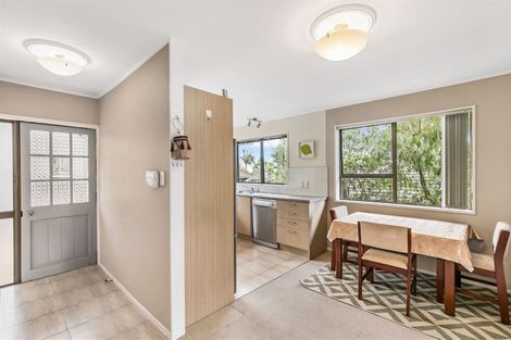 Photo of property in 2/10 Redoubt Road, Goodwood Heights, Auckland, 2105
