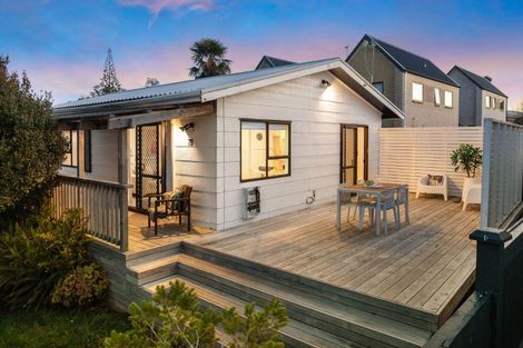 Photo of property in 2/7 Eskdale Road, Birkdale, Auckland, 0626