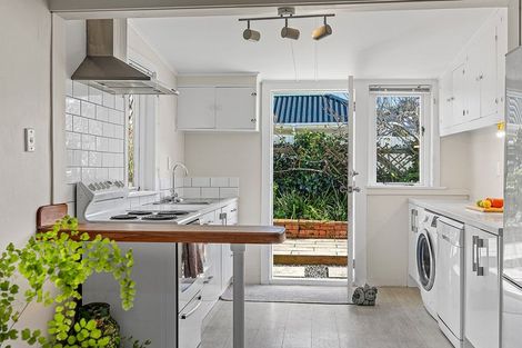 Photo of property in 10 Rimu Road, Kelburn, Wellington, 6012