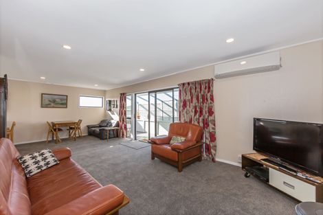 Photo of property in 1/82a Pupuke Road, Hillcrest, Auckland, 0627