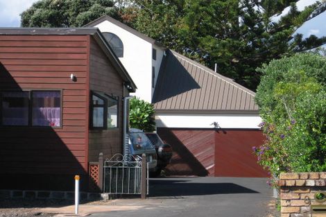 Photo of property in 8 Cleve Road, Green Bay, Auckland, 0604