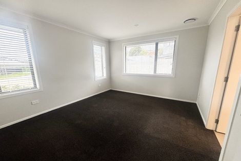 Photo of property in 5 Rewarewa Way, Timberlea, Upper Hutt, 5018