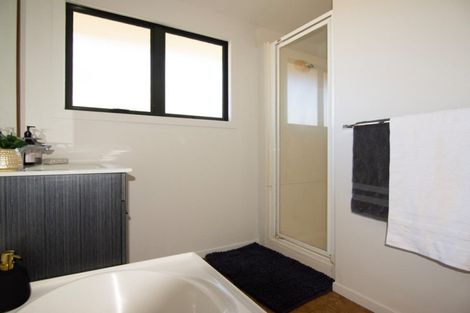 Photo of property in 33a Hutchinson Avenue, New Lynn, Auckland, 0600