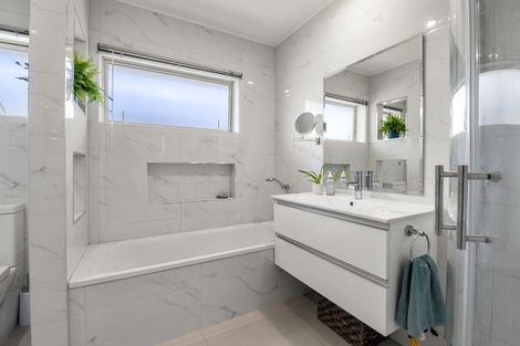 Photo of property in 1/3 Hall Road, Glenfield, Auckland, 0629