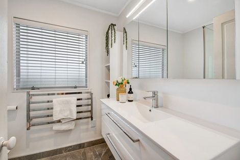 Photo of property in 12 Godwin Court, Unsworth Heights, Auckland, 0632