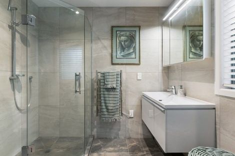 Photo of property in 2/52 Uxbridge Road, Mellons Bay, Auckland, 2014