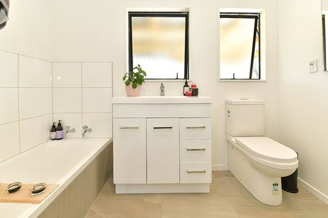 Photo of property in 16 Rauta Way, Helensville, 0800