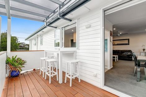 Photo of property in 1/302 Sunset Road, Windsor Park, Auckland, 0632