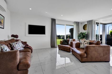 Photo of property in 4 Vardon Way, Waiwhakaiho, New Plymouth, 4312