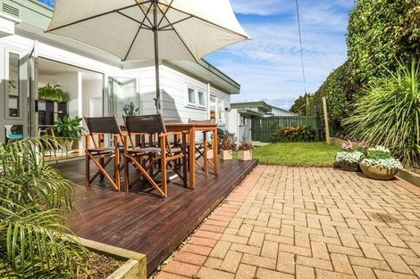 Photo of property in 2/25 Heathcote Road, Castor Bay, Auckland, 0620
