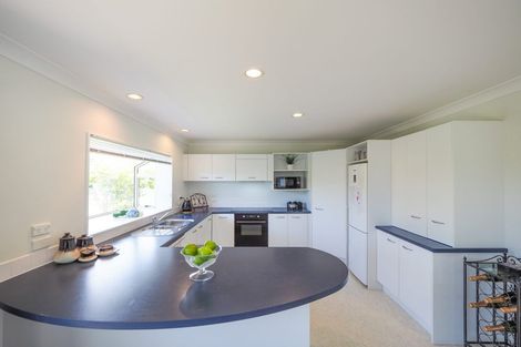 Photo of property in 17 Crown Hill, Paraparaumu, 5032