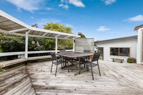 Photo of property in 11 Foyle Place, Glendene, Auckland, 0602