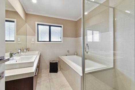 Photo of property in 14 Corsica Way, Karaka, Papakura, 2113
