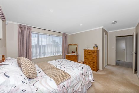Photo of property in 66 Grovenor Drive, Orewa, 0931