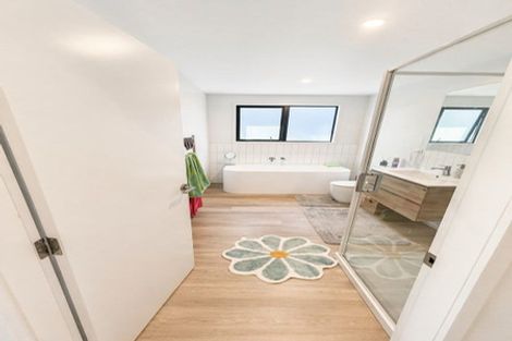 Photo of property in 2 Shelduck Road, Jacks Point, 9371