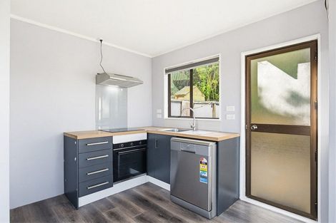 Photo of property in 27b Cheltenham Terrace, Newlands, Wellington, 6037