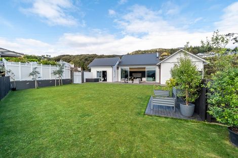 Photo of property in 5 Helm Place, Whitby, Porirua, 5024