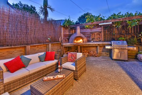 Photo of property in 2/11 The Rosebowl, Sunnyhills, Auckland, 2010