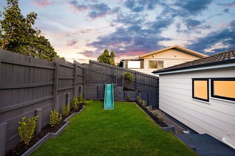 Photo of property in 1/9 Darcy Place, Massey, Auckland, 0614