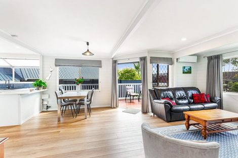 Photo of property in 2/12 Ballini Rise, West Harbour, Auckland, 0618