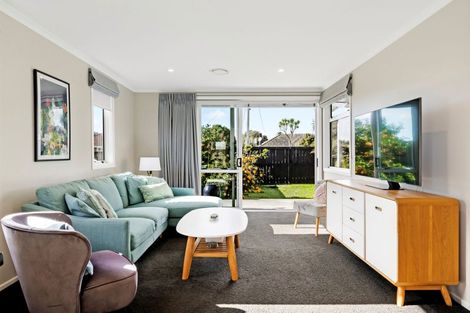 Photo of property in 4 Rixon Place, Te Atatu Peninsula, Auckland, 0610