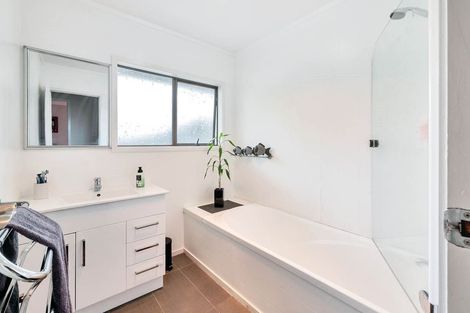 Photo of property in 2 Hollyhock Place, Browns Bay, Auckland, 0630