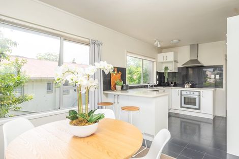 Photo of property in 2/218 East Coast Road, Forrest Hill, Auckland, 0620