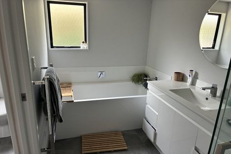 Photo of property in 2/6 Fernlea Rise, Bayview, Auckland, 0629