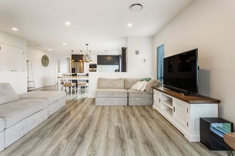 Photo of property in 6 Dida Park Drive, Kumeu, 0810