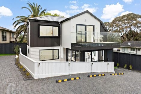 Photo of property in 16 Saint Catherine Crescent, West Harbour, Auckland, 0618
