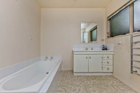 Photo of property in 8 Mandeville Place, Unsworth Heights, Auckland, 0632