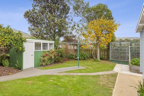 Photo of property in 18 Rewarewa Crescent, Waikanae, 5036