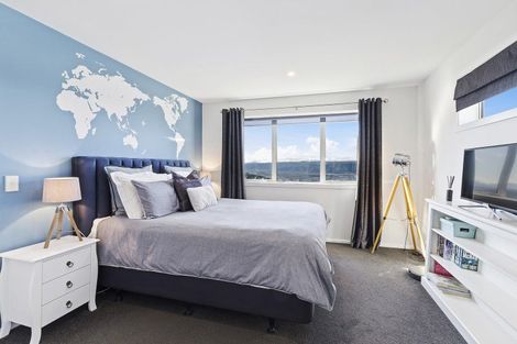 Photo of property in 2 Promontory Crescent, Newlands, Wellington, 6037