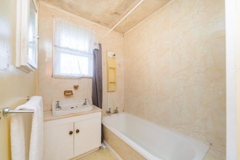 Photo of property in 60 Exeter Crescent, Takaro, Palmerston North, 4412